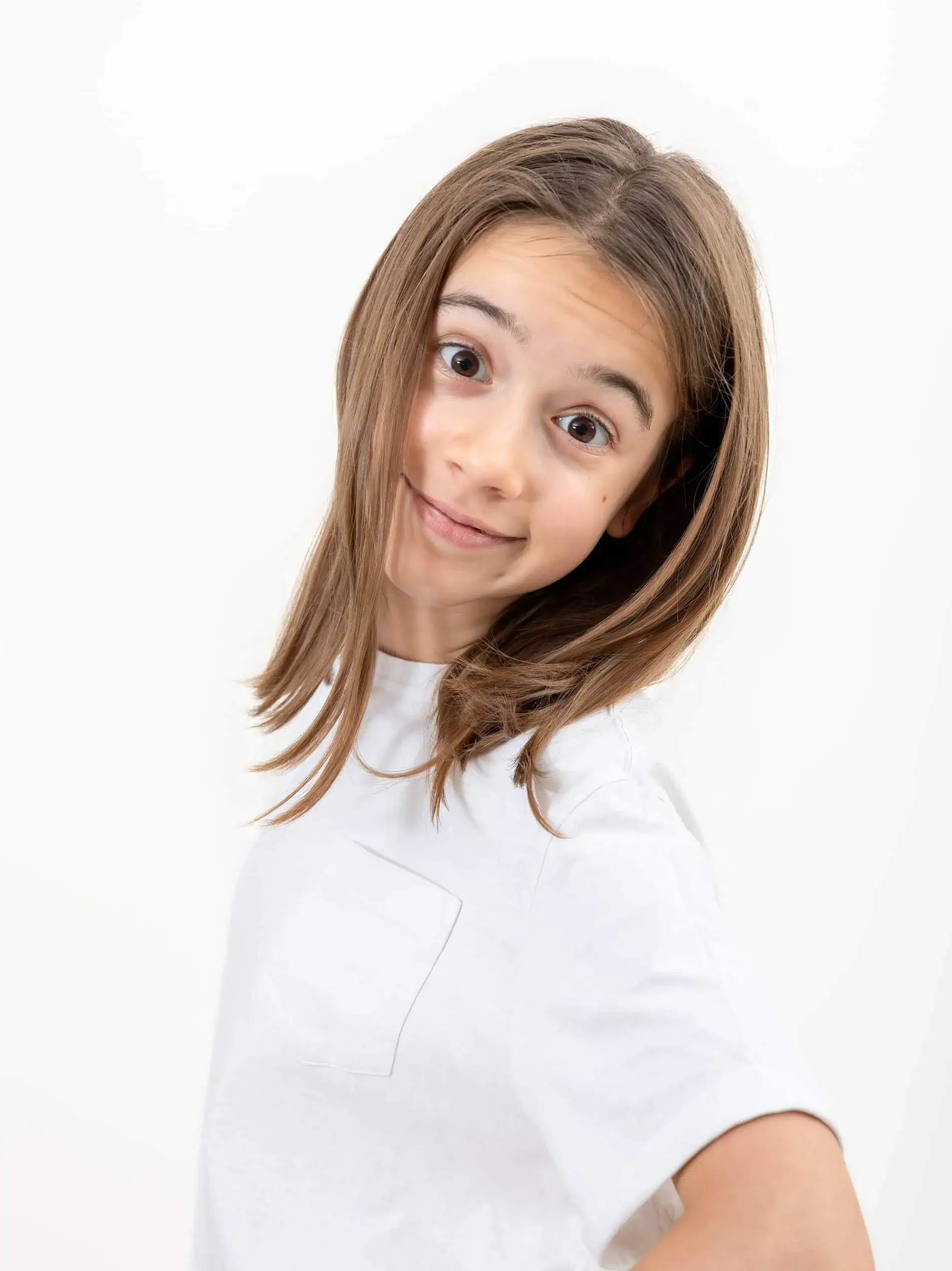 Junges Mädchen auf weißem Hintergrund